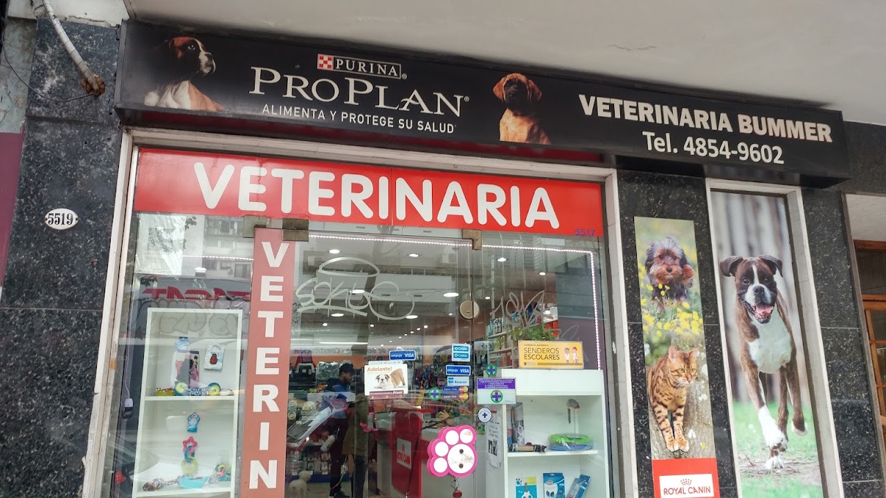 Fachada exterior de Bummer Veterinaria sobre Avenida Corrientes 5519 en Villa Crespo